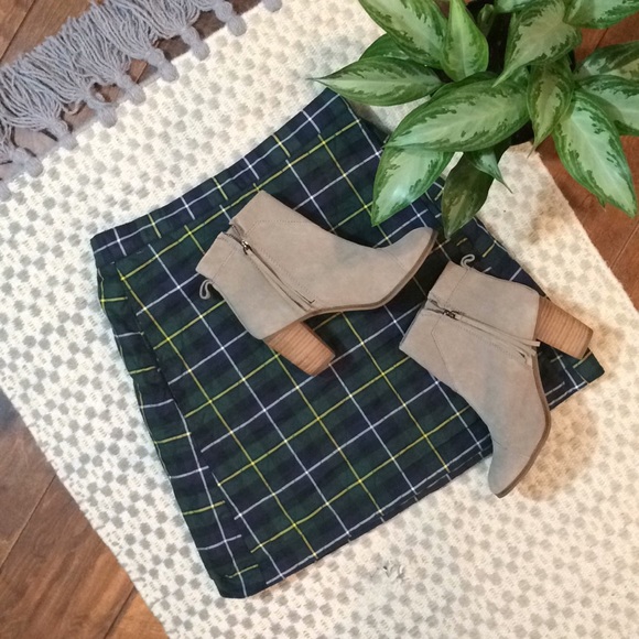 Anthropologie Dresses & Skirts - Anthropologie Quilted Plaid Holiday Wrap Skirt